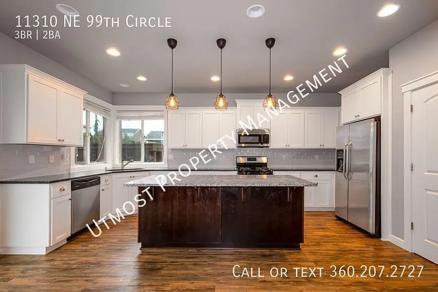 Spacious 3BD with Bonus Room in Great Vancouver Neighborhood — Photo 2