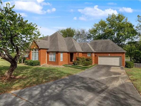 3138 N Warwick Dr, Fayetteville, AR 72703