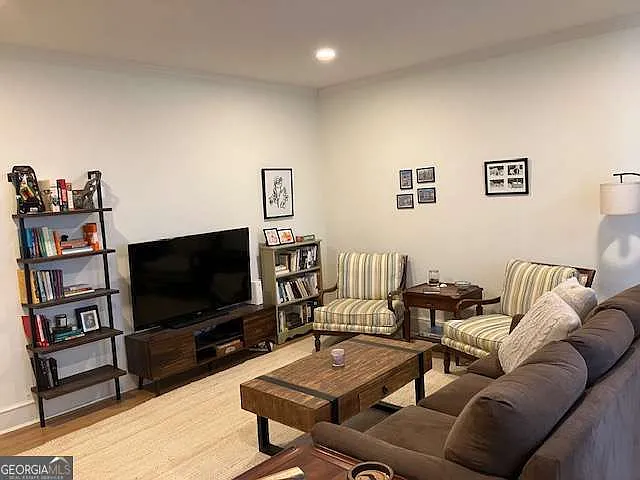 435 10th St NE #18 — Photo 9