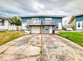 203 NW Penbrooke Close SE, Calgary, AB T2A3N9