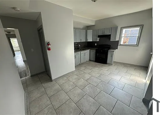 124 Fleming Ave #2R — Photo 1