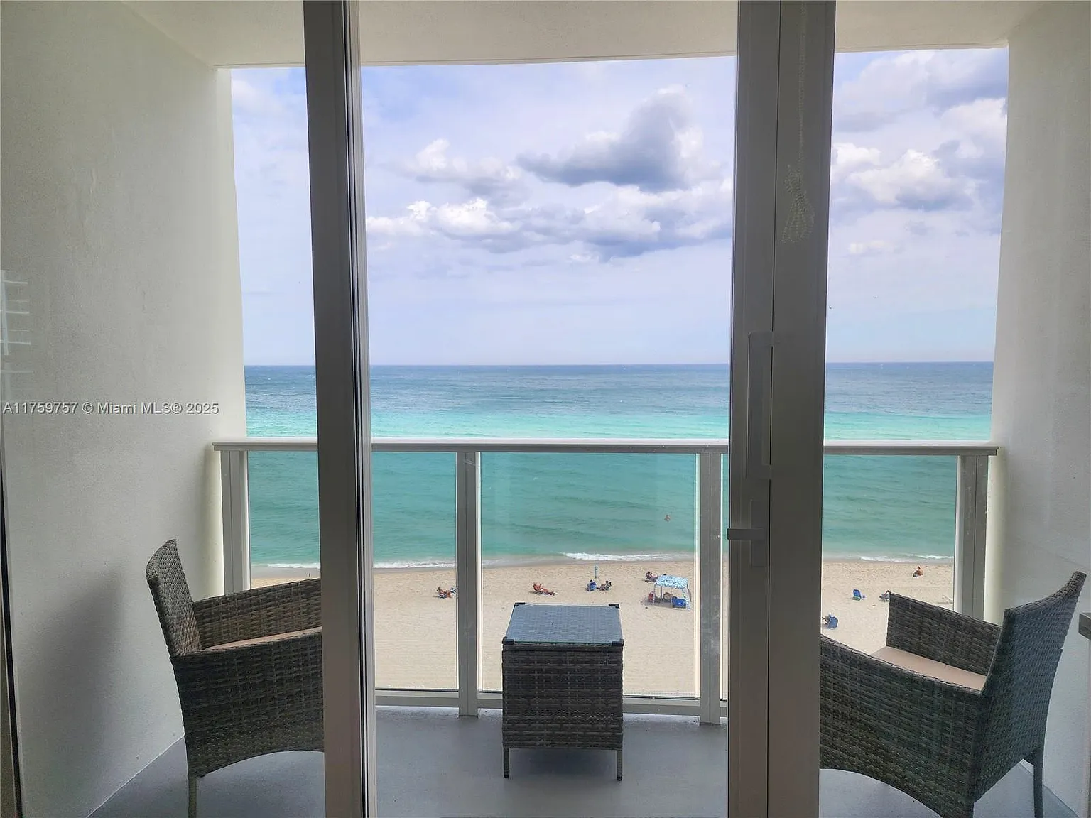 Alexander Towers Condo — Photo 4