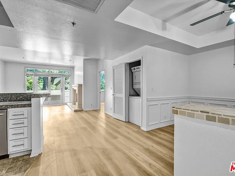 2222 N Beachwood Dr #302 — Photo 8