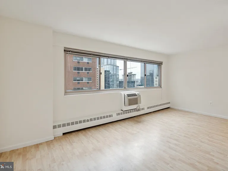 2101 Chestnut St #1102 — Photo 2
