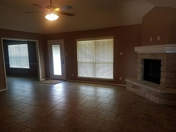 4th image of 4950 Red Oak Ln