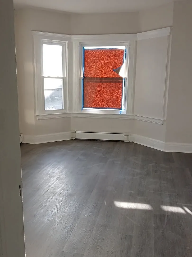 285 N 6th St — Photo 3
