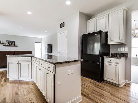 3rd image of 4050 Willow Creek Dr