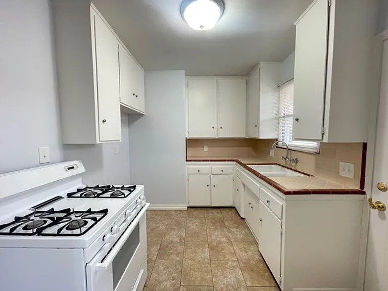 9074 Huntington Dr — Photo 4