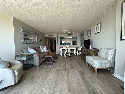 5th image of 31 E Grand Ave APT 31