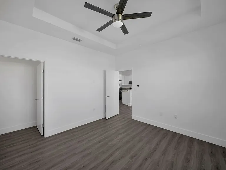 275 SW 4th St #220 — Photo 36