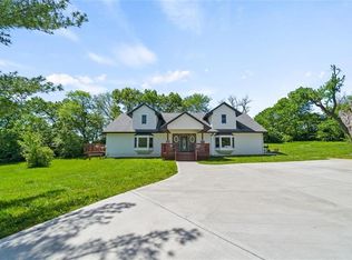 1013 Sycamore Ridge Dr, Lansing, KS 66043