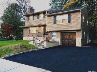 4 Garnet Ln, Plainview, NY 11803