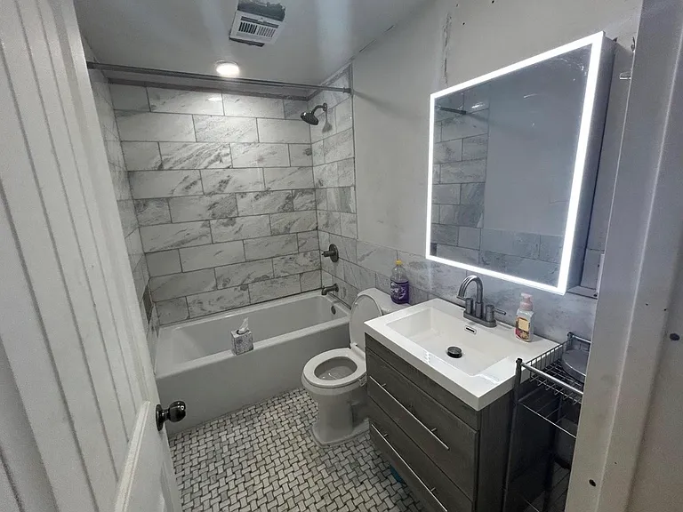 308 N Rowe St — Photo 2