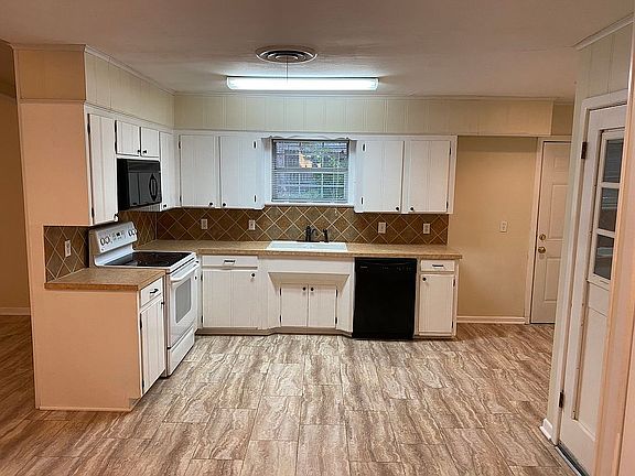 4th image of 1721 Yosemite Dr