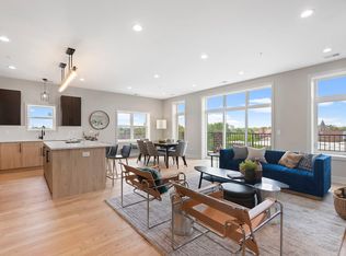 5689 N Lincoln Ave #4N, Chicago, IL 60659