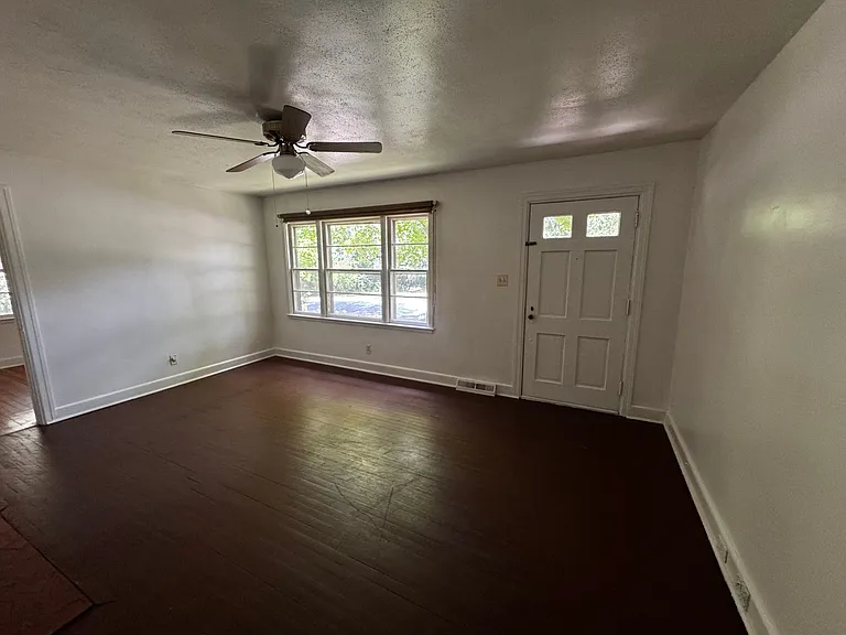 811 W Elm St — Photo 17