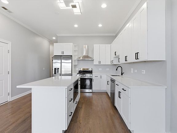 2nd image of 1935 W Belmont Ave #4