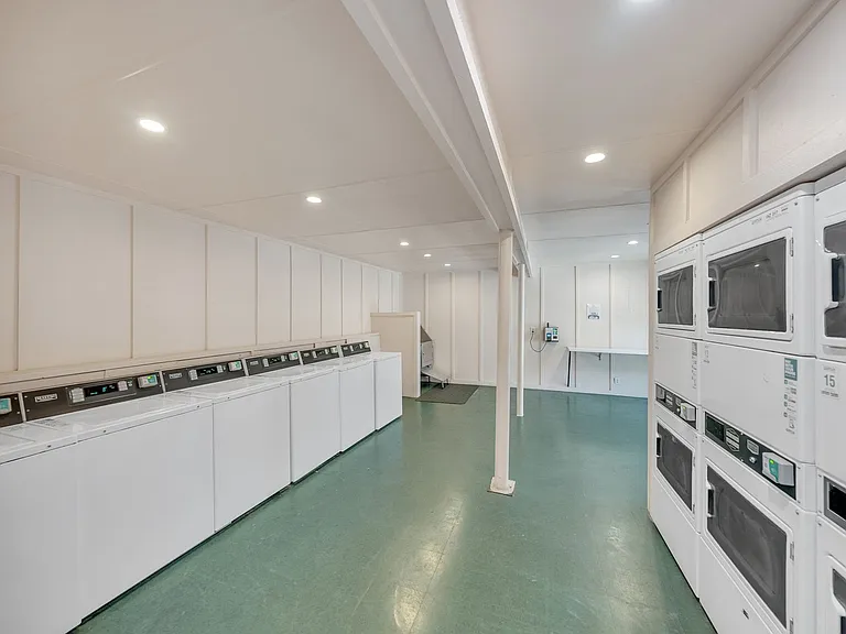 Oak Park Apartments — Photo 39