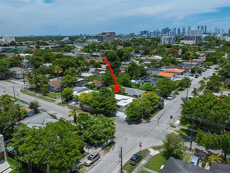 1701 NW 19th Ave — Photo 3