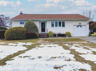 7 Forest Dr, Plainview, NY 11803