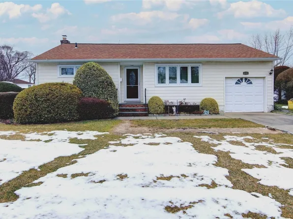 7 Forest Drive, Plainview, NY 11803
