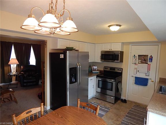 4th image of 14720 Lakeview Dr #2
