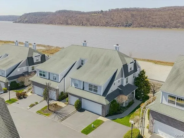 114 Hudson Pointe Drive, Poughkeepsie, NY 12601