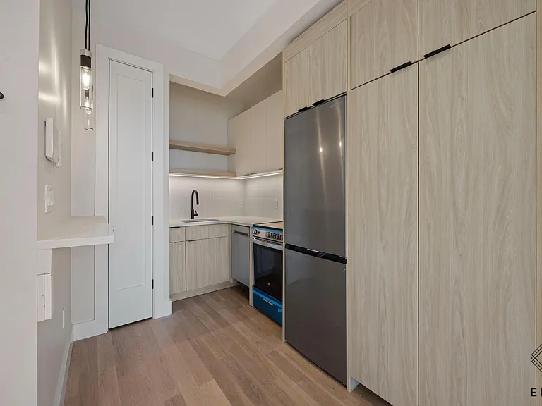 1080 Rogers Ave #4L — Photo 3