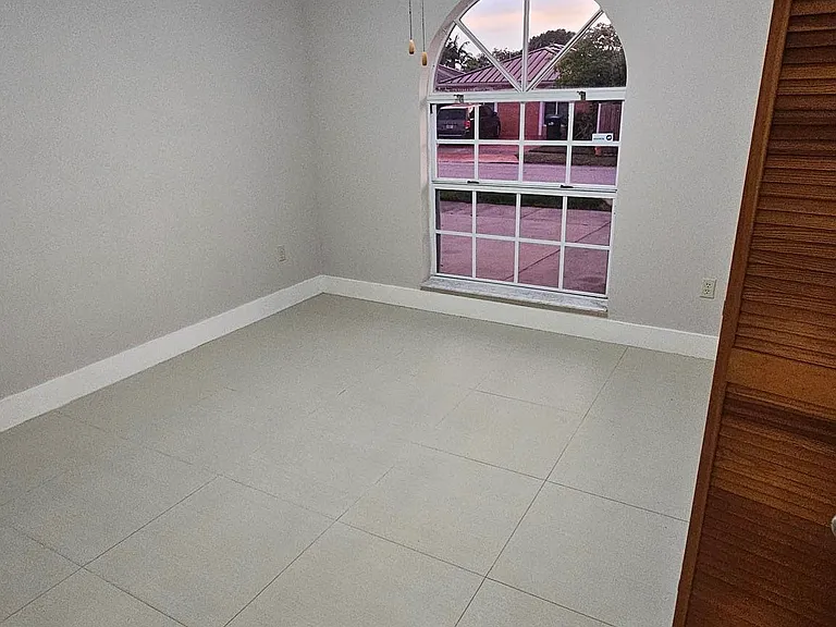 5431 SW 143rd Ave — Photo 8