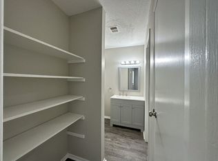 Updated 1 Bedroom Apartment in Overland Park, KS Washer & Dryer Included!, Mission, KS 66202