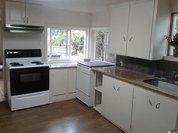 Kitchen (looking NW)