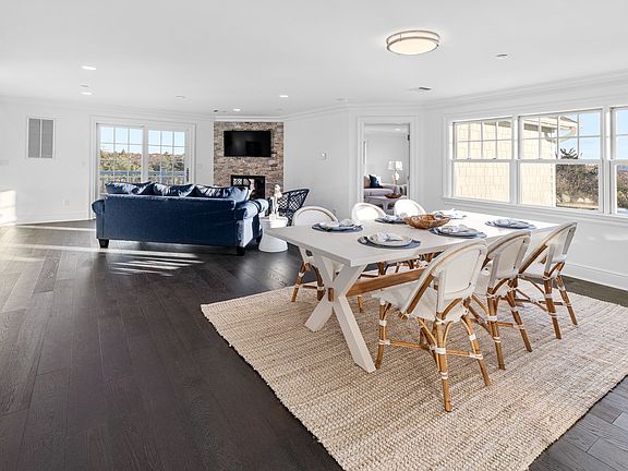 4th image of 11 Village Green Dr