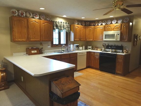 Kitchen, hardwood floors