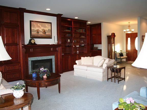 3rd image of 182 Deer Hollow Cir