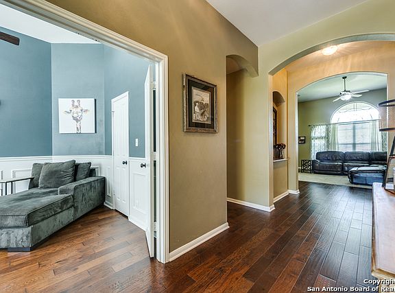 4th image of 915 Treaty Oak