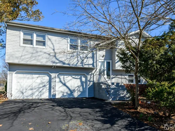 45 Donald Ave, Kendall Park, NJ 08824