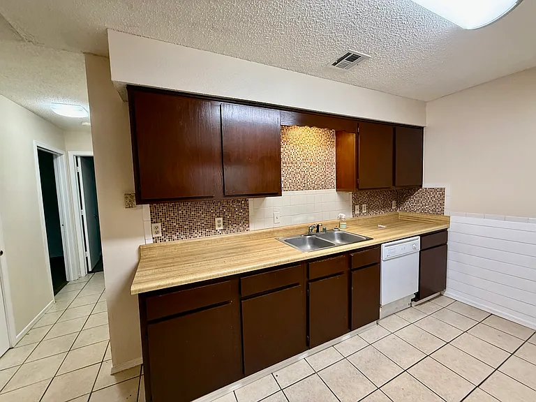 930 Century Dr — Photo 5