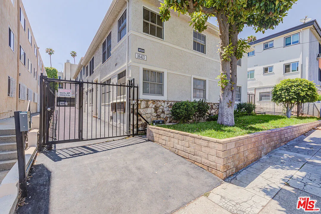 2 bed, 1.0 bath, 900 sqft, $2,495 — Photo 1