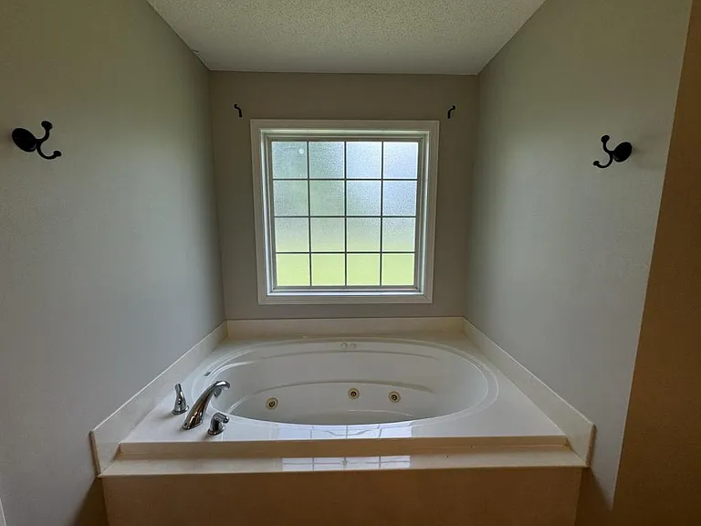 204 Mahan Dr — Photo 22