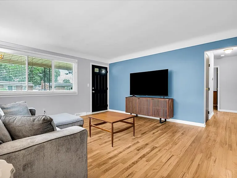1554 Cynthia Ave — Photo 5