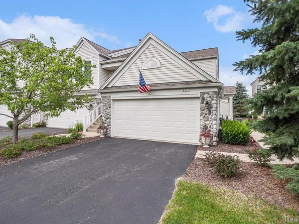 501 Dockside Cir, Holly, MI 48442