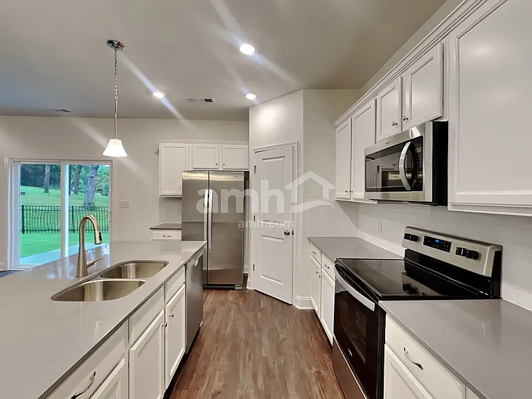 2112 Williamshire Ln — Photo 3