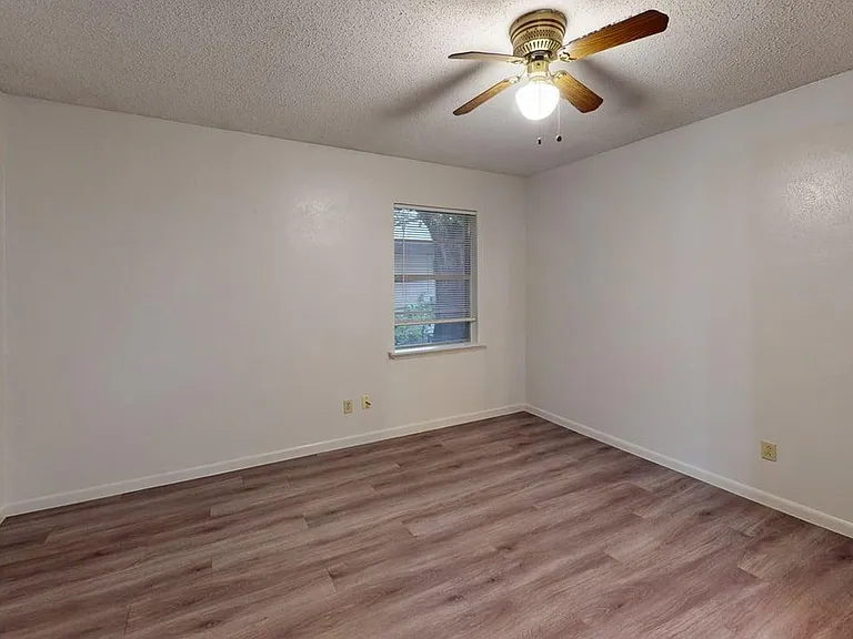1804 Clarawood Dr — Photo 6