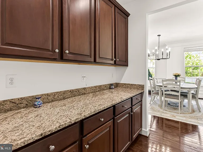 8901 Hargrove Ct — Photo 11