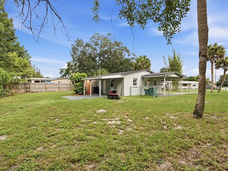 2267 Robinhood Dr — Photo 16