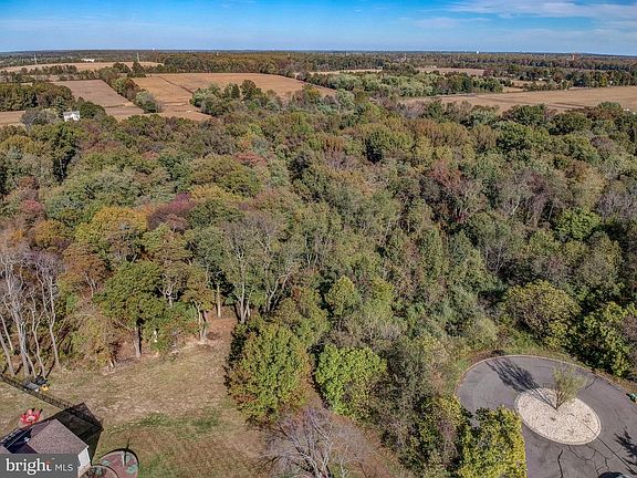 5th image of 207 Patricia Ln