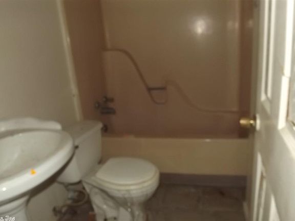 5th image of 3201 S Willow St