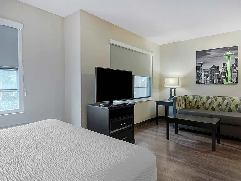 Deluxe Studio - 1 Queen Bed