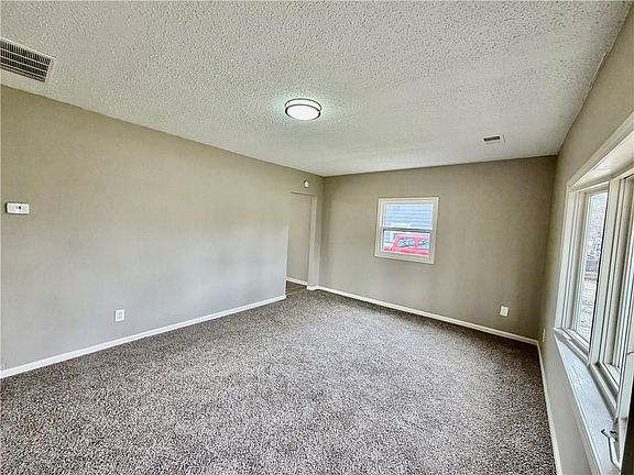 4th image of 8416 Greenwood Rd