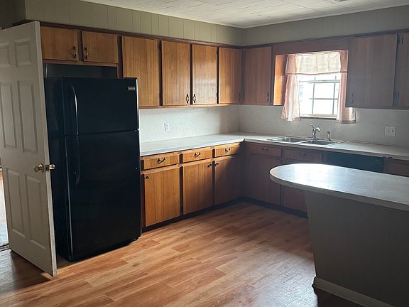 5th image of 706 W Logan St